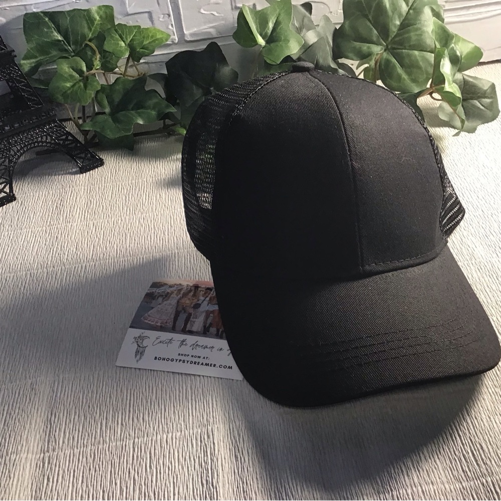 Ladie’s Black pony tail cap
